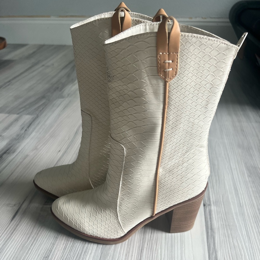 Mia NWOB from Buckle Brand size 7 Ivory western snake skin boots - Picture 2 of 7